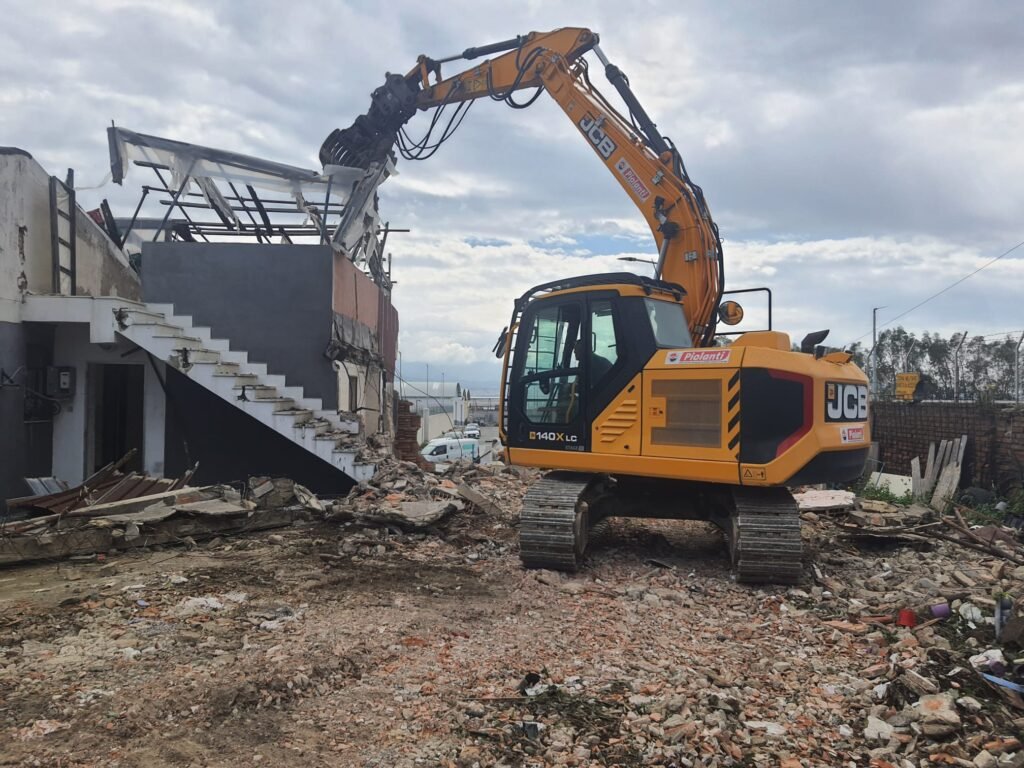 Risanamento Messina, demolita l’ultima baracca di via Ennio Quinto: sorgerà un asse viario. Schifani: «Lavoro di squadra per cambiare la città» 3 Demolizioni Via Taormina Messina 1