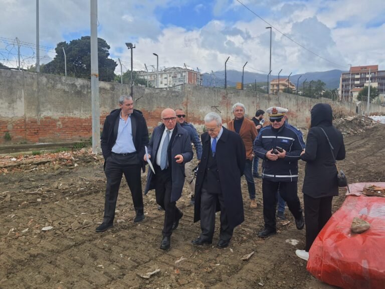 Risanamento Messina, demolita l’ultima baracca di via Ennio Quinto: sorgerà un asse viario. Schifani: «Lavoro di squadra per cambiare la città»