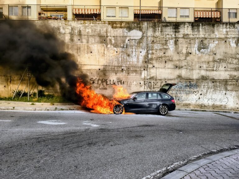 Annunziata - Auto prende fuoco. Traffico in tilt