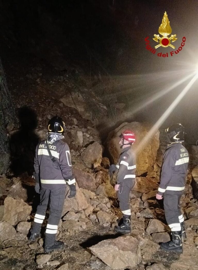 Evento franoso nel Comune di Savoca. Intervento di soccorso dei Vigili del fuoco.