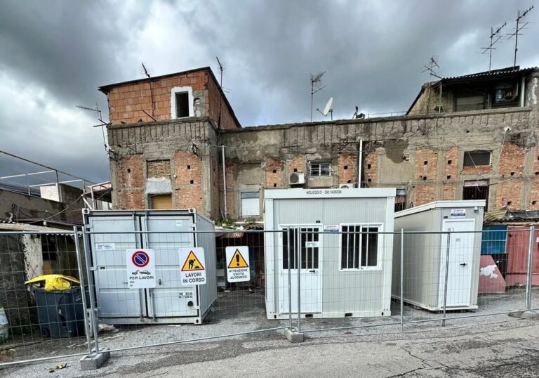 Risanamento Messina, riprese le demolizioni nel rione Taormina. Schifani: «Per ogni baracca abbattuta c'è una famiglia che vive in una nuova abitazione»