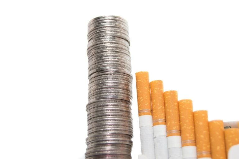 Stangata sui fumatori: da oggi scatta il terzo rincaro. Lucky Strike a 5,50 euro