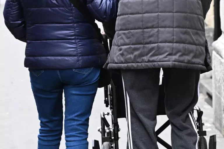 Un anziano di 92 anni spara alla badante in casa