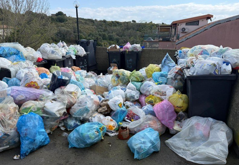 Le "medaglie" e l'immondizia: il magico mondo di Carreri dove i rifiuti scompaiono (sui comunicati stampa) 3 casezancle