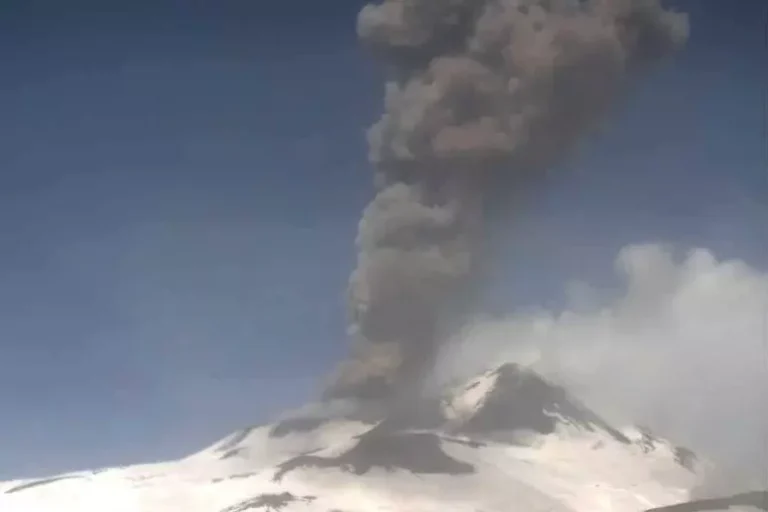 Ingv, 'sull'Etna nube cenere lavica alta 1,5 km e subito dispersa'
