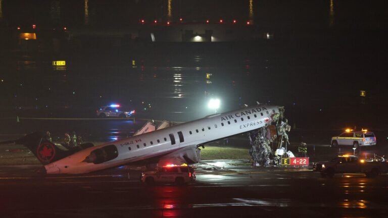 Tragedia al La Guardia di New York: aereo Air Canada si schianta contro un camion dei pompieri, morti i due piloti