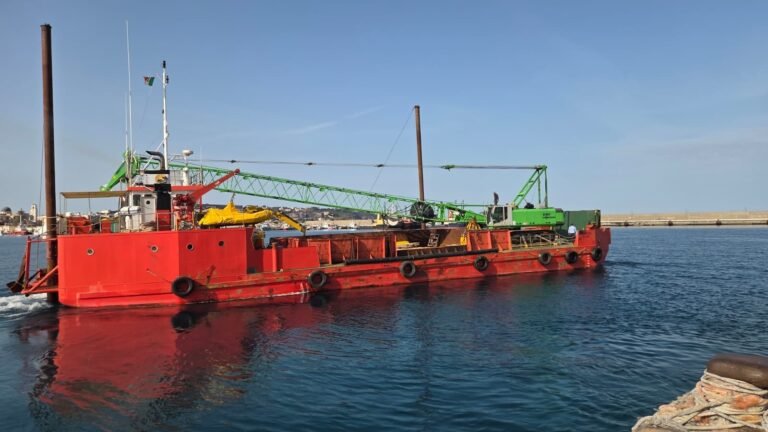 Maltempo, al via la ricostruzione delle travi dell'approdo di Scari a Stromboli