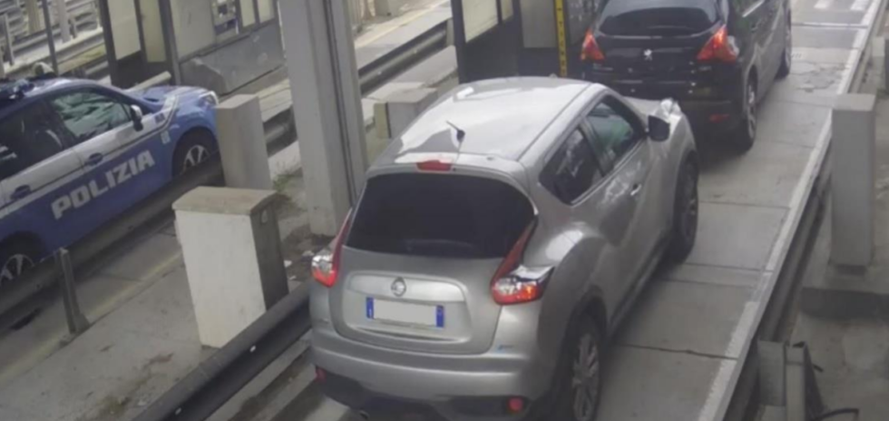 soldi macchiati al casello polizia