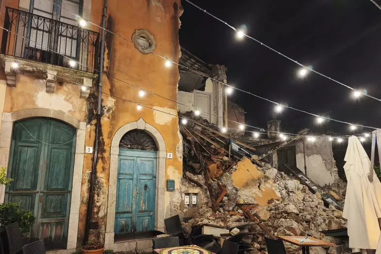 Taormina crolla casa disabitata