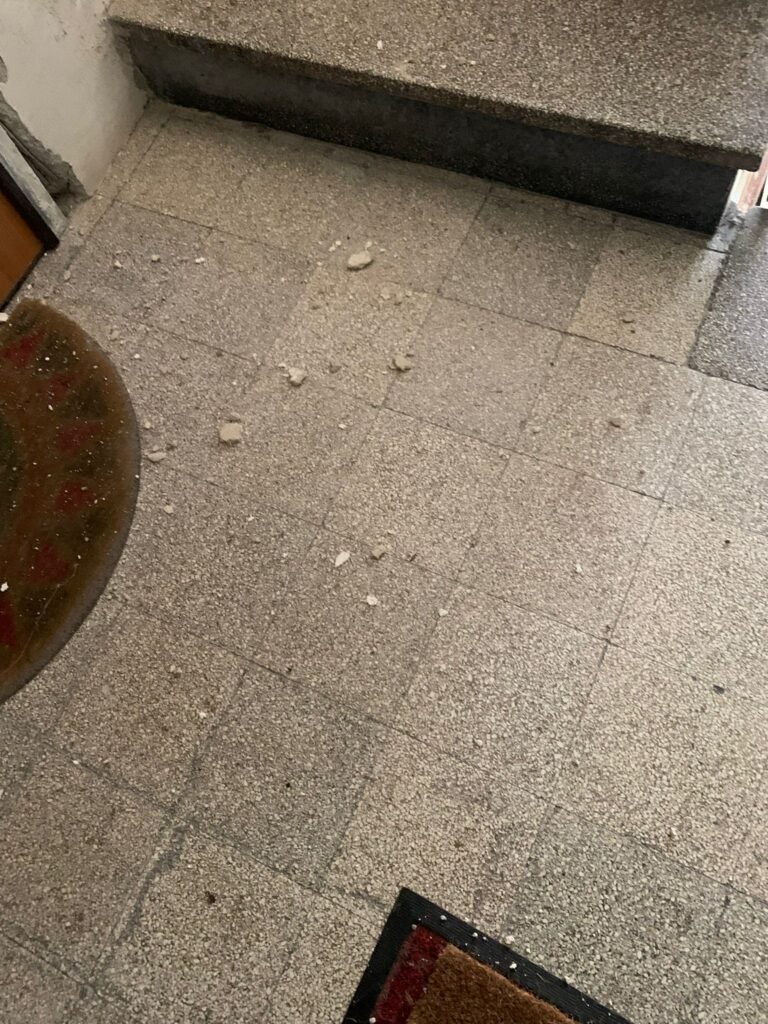 La casa di muffa e il "miracolo" elettorale: parla la residente. Ecco la verità sull'alloggio di via Arezzo 3 via arezzo 4