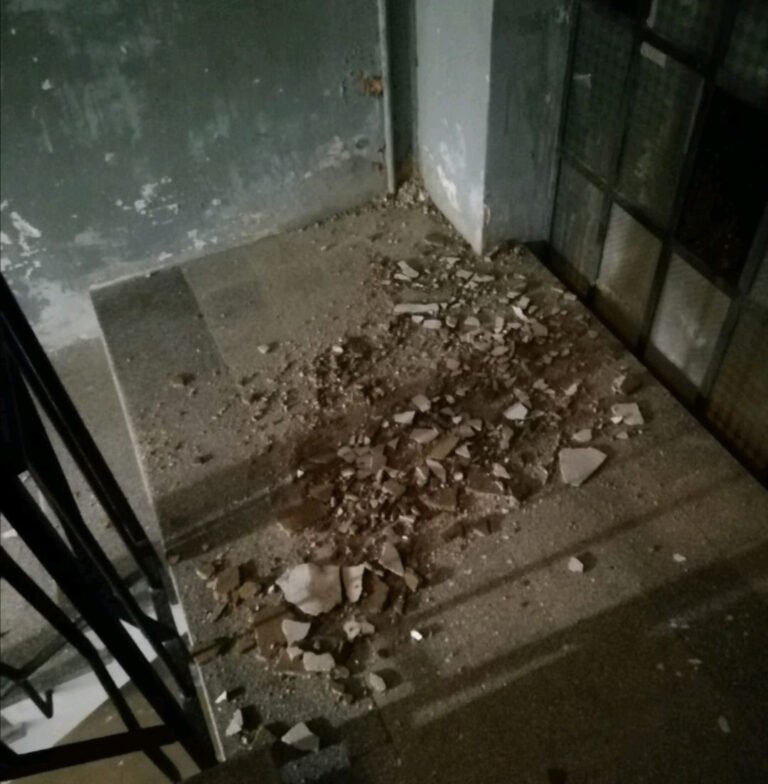 La casa di muffa e il "miracolo" elettorale: parla la residente. Ecco la verità sull'alloggio di via Arezzo