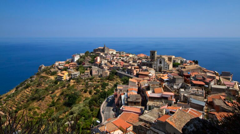 Forza d'Agrò, la "fabbrica" delle false residenze: così il sindaco provava a blindare le elezioni