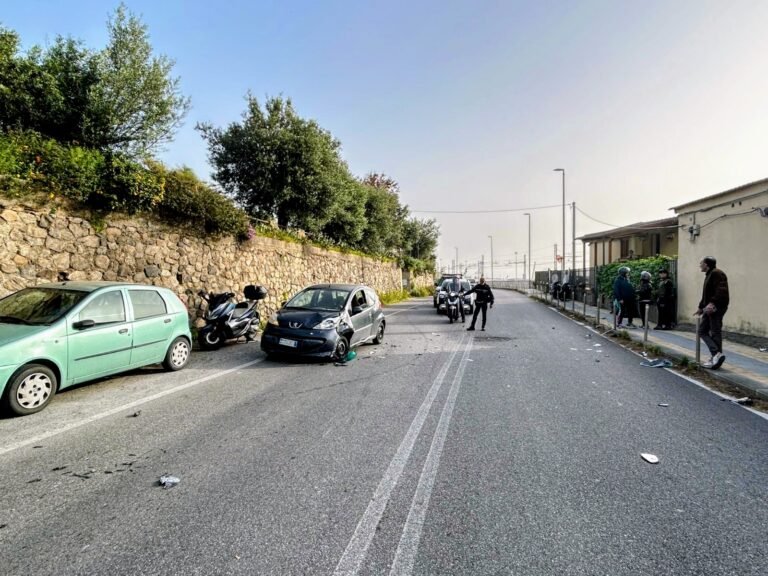 Scontro a Mili tra una moto e due auto: grave un giovane, operato d'urgenza al Policlinico