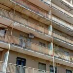 Madre si getta con figli