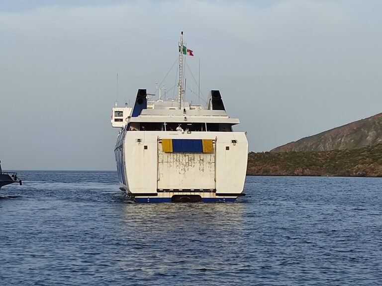 Stangata sui traghetti: dal 10 agosto rincari del 18% per le isole minori siciliane