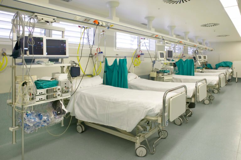 Panico in ospedale: donna 75enne si spara in reparto con un'arma portata da casa