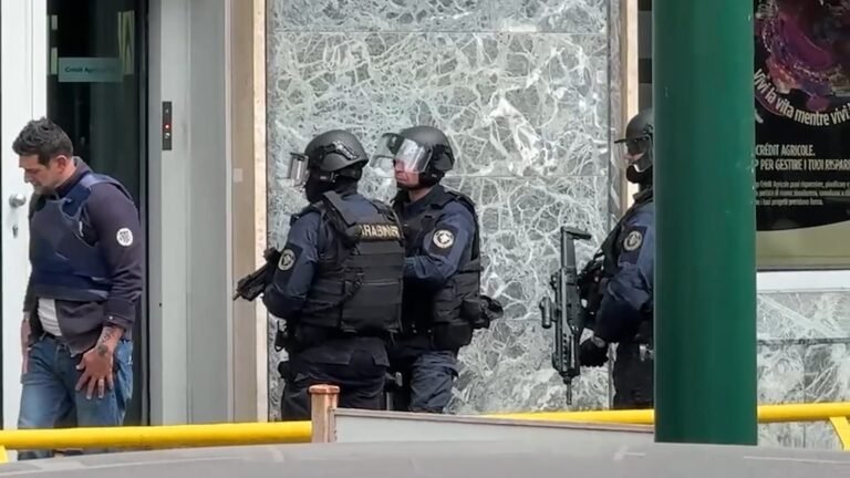 Panico al Vomero: assalto in banca con ostaggi, poi la spettacolare fuga nelle fogne
