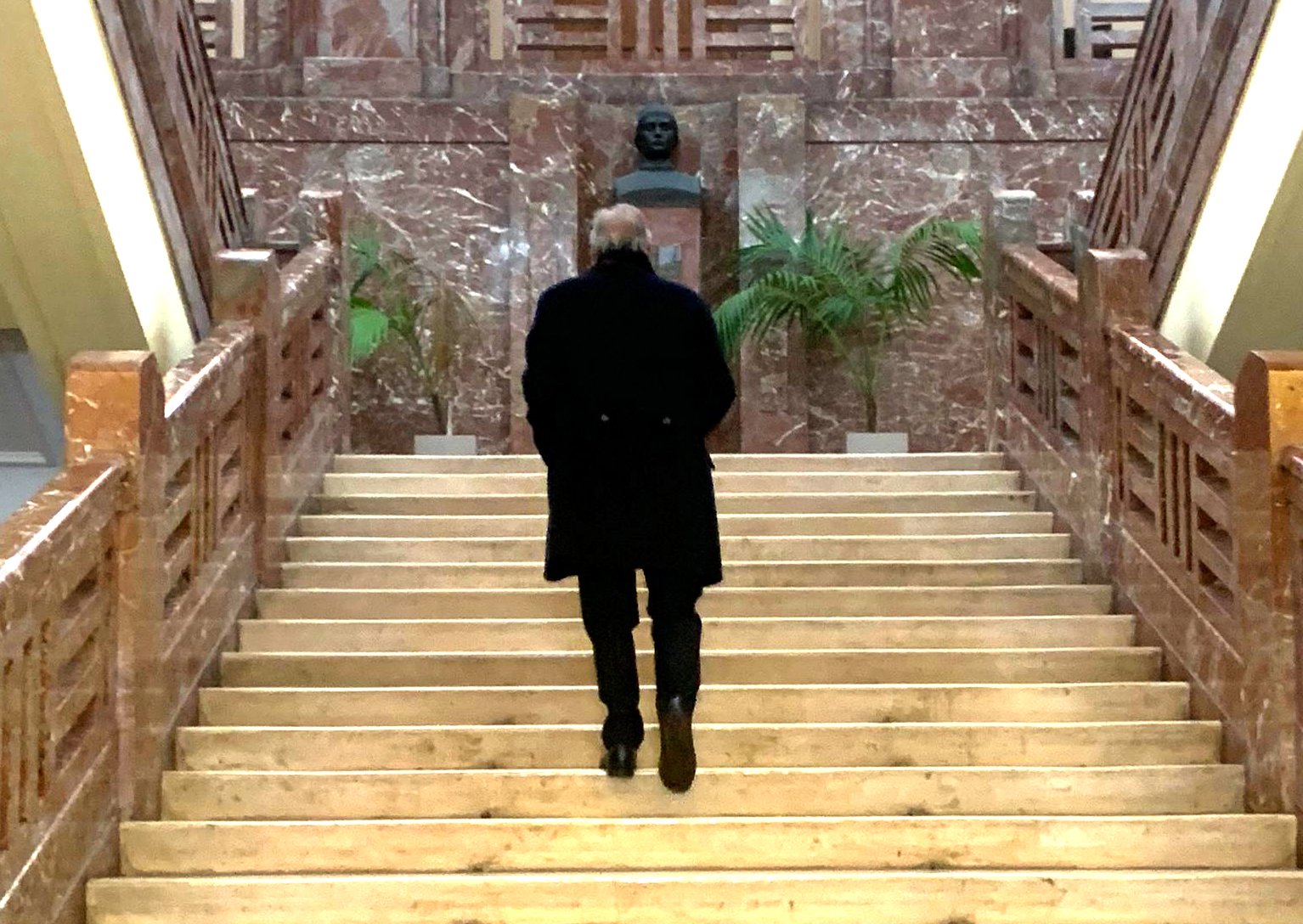 Scurria a Palazzo Zanca incontro Commissario