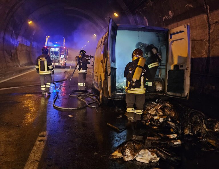 Furgone in fiamme sulla Messina-Palermo: fumo nella galleria Petraro e traffico in tilt