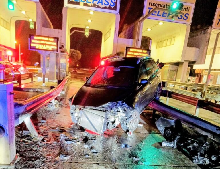 Schianto all'alba sull'A20: auto distrutta al casello di Villafranca