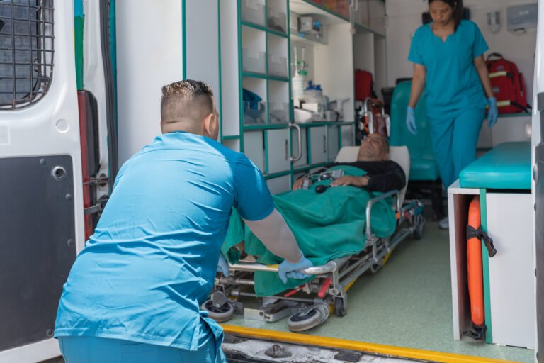 Escavatore si ribalta nel cantiere del centro commerciale di Zafferia, operaio trasportato al Policlinico