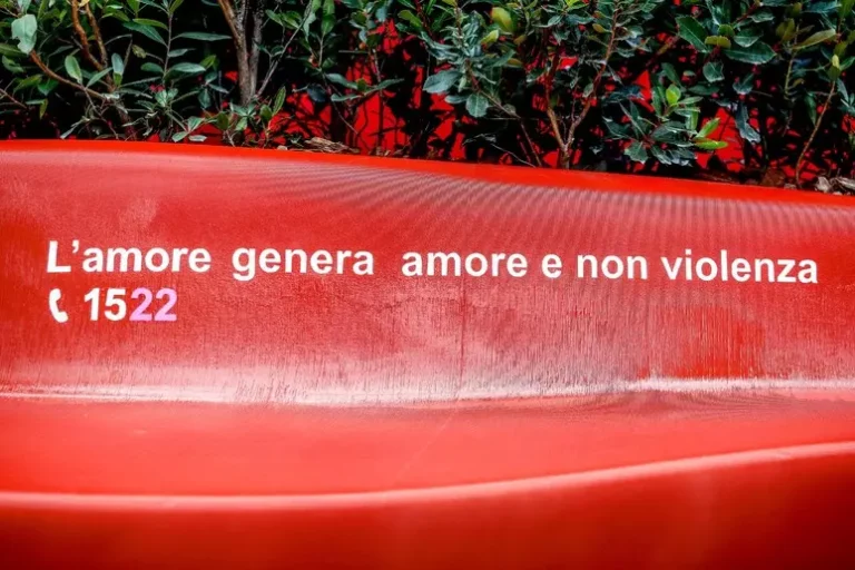 Il contributo per il reddito di libertà per le donne vittime di violenza sale a 530 euro
