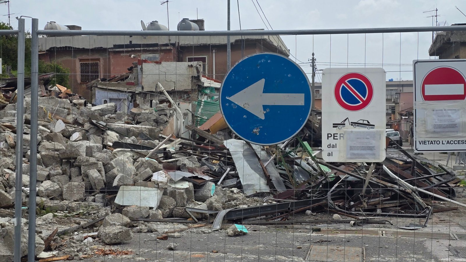 cantieri demolizione e strada chiusa scaled