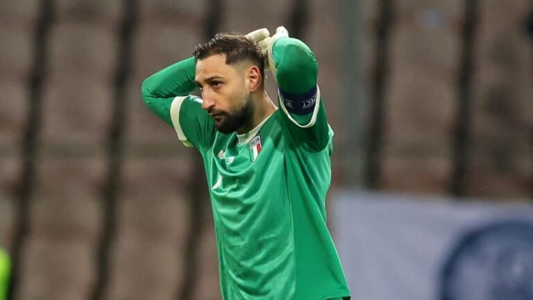 Italia-Bosnia, il giallo dei bigliettini ai rigori: Donnarumma nasconde gli appunti di Vasilj, poi i raccattapalle beffano Gigio