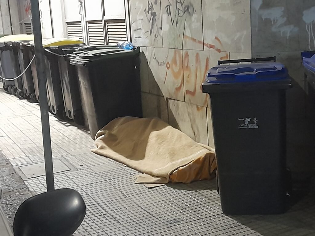 Degrado e senzatetto in via Magazzini Generali: l'esposto dei residenti per chiedere interventi urgenti 7 foto 1