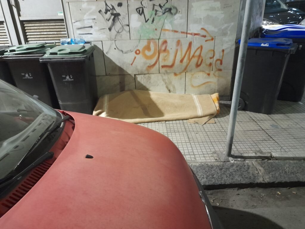 Degrado e senzatetto in via Magazzini Generali: l'esposto dei residenti per chiedere interventi urgenti 6 foto 3