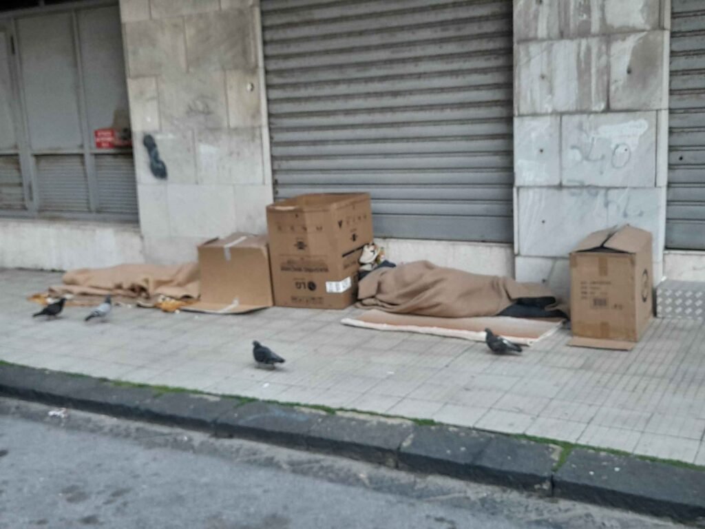 Degrado e senzatetto in via Magazzini Generali: l'esposto dei residenti per chiedere interventi urgenti 4 foto 5