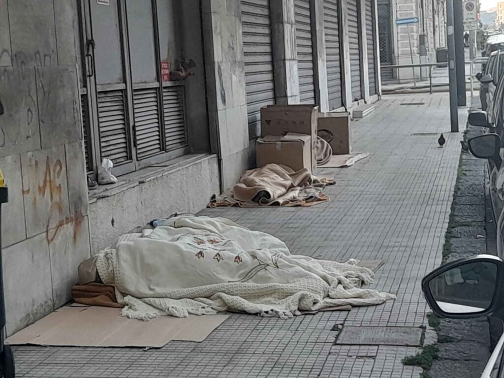 Degrado e senzatetto in via Magazzini Generali: l'esposto dei residenti per chiedere interventi urgenti 8 foto 7