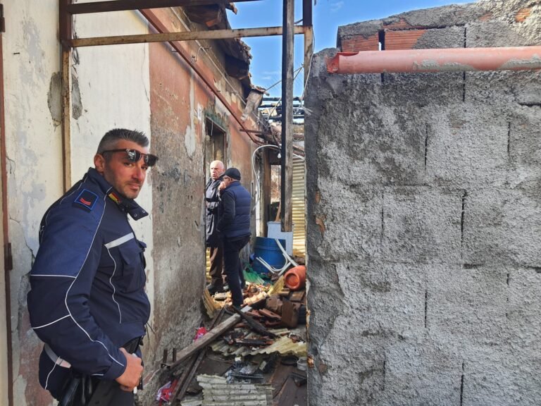 Fiamme tra le baracche di via Taormina, ma l'abbattimento procede: «Il risanamento non si ferma»