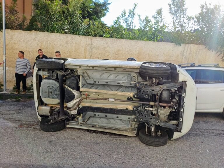 Auto si ribalta a Sant'Agata: ferito un ottantaseienne, estratto dai Vigili del Fuoco