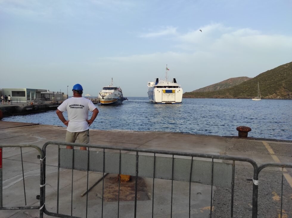 ormeggiatore nave lipari