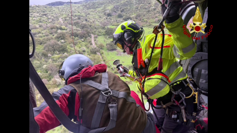 Maltempo nella zona di San Fratello. Intervento dei Vigili del fuoco per il soccorso di 100 persone rimaste bloccate.