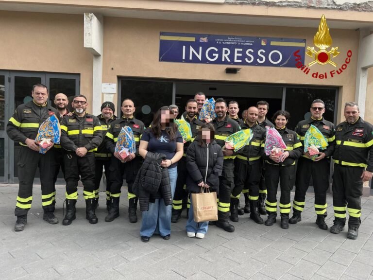 Solidarietà pasquale dei Vigili del fuoco. Consegnate le "Uova del Pompiere" ai piccoli pazienti dell'Ospedale di Taormina.