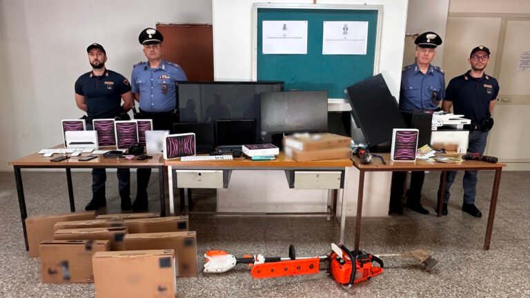 Sant’Agata di Militello: Carabinieri e Polizia di Stato recuperano la refurtiva di vari furticommessi nelle ultime settimane. Cinque persone denunciate per “furto” e “ricettazione”.