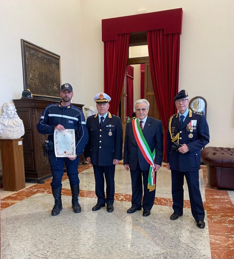 Il Commissario straordinario Mattei conferisce un encomio solenne all’Assistente Previti della Polizia Municipale