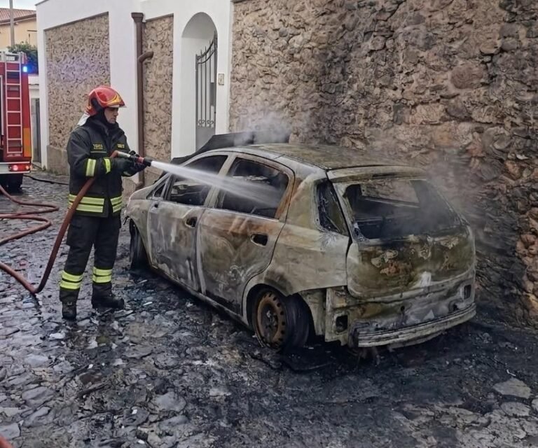 Intervento dei Vigili del Fuoco per incendio autovettura nel Comune di Milazzo.
