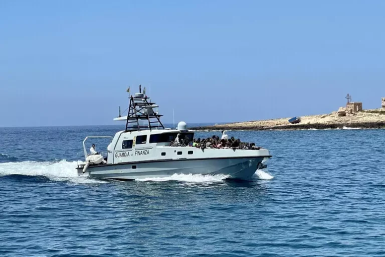 Migranti: neonata morta per ipotermia a Lampedusa dopo lo sbarco