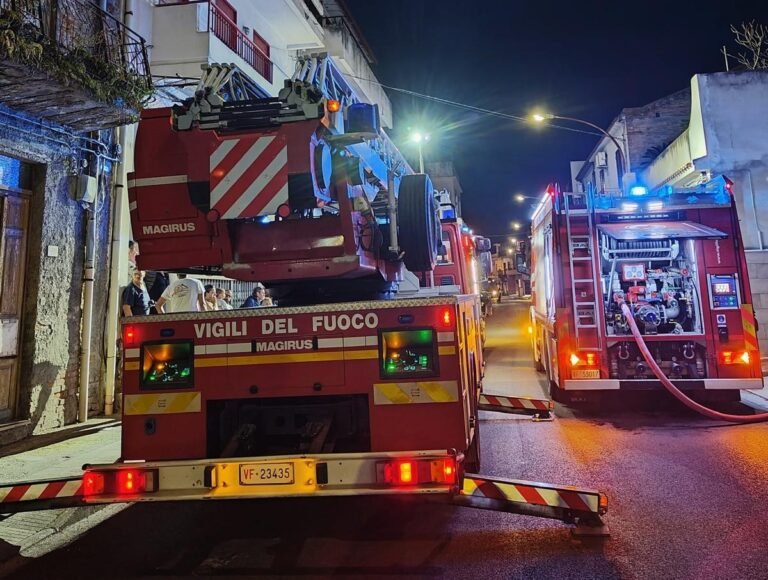 Paura a Villafranca Tirrena: a fuoco una mansarda, massiccio intervento dei Vigili del Fuoco