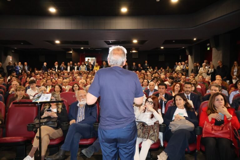 Messina, Scurria presenta le liste: «Serve coraggio, qui la libertà è diventata un optional»