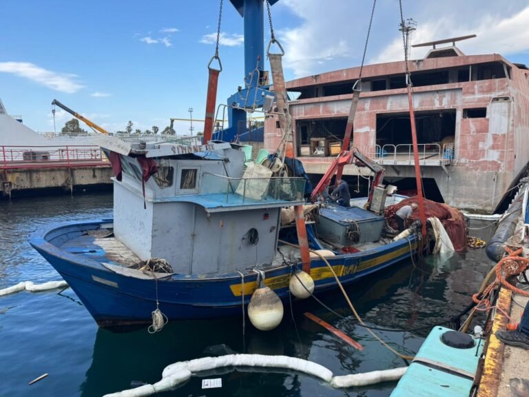 CP MESSINA - Recuperato peschereccio semiaffondato e ripristinato lo specchio acqueo