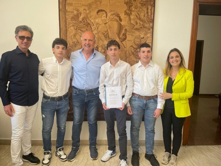Il Sindaco Midili accoglie a Palazzo dell’Aquila la mini impresa“ElectricalArt_JA” dell’istituto “Majorana”, campione regionale Sicilia 2026