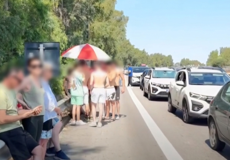 Sicilia - Con gli ombrelloni in autostrada. Tomarchio "È ora che vertici del CAS si dimettano"