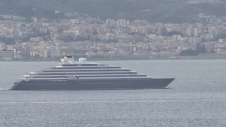 Il gigante bianco nello Stretto: alle 5.30 passa lo Scenic Eclipse II
