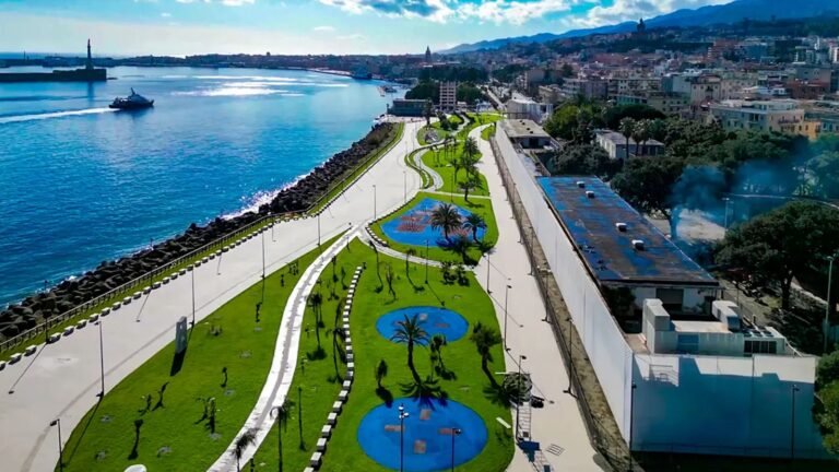 Scooter nell’area pedonale dell’Agorà dello Stretto: identificati due giovani, sanzioni per 5 mila euro