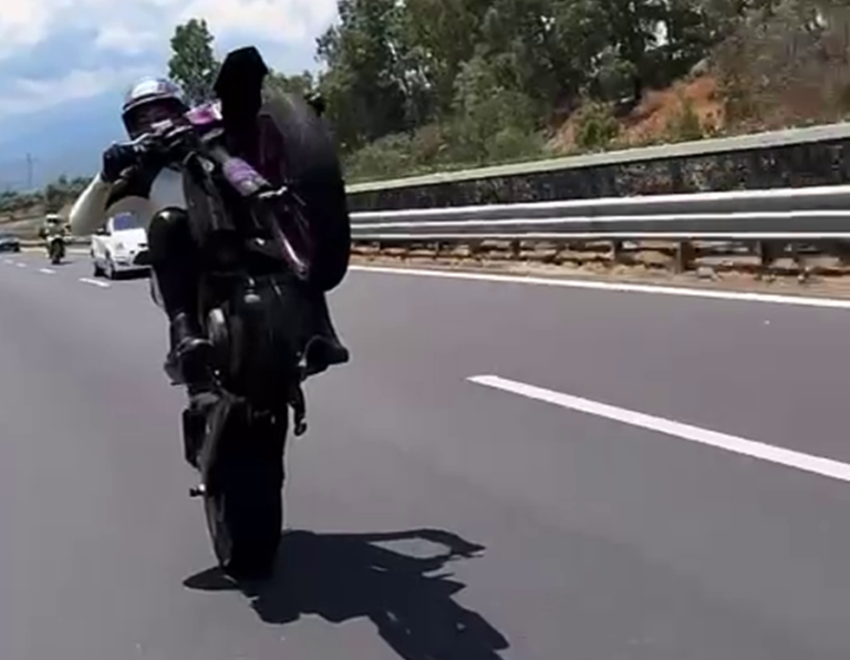 Tragedia di Messina, fari accesi sulla moto dell'incidente. Spuntano i video delle impennate. La rabbia dei residenti: "Allarmi inascoltati"