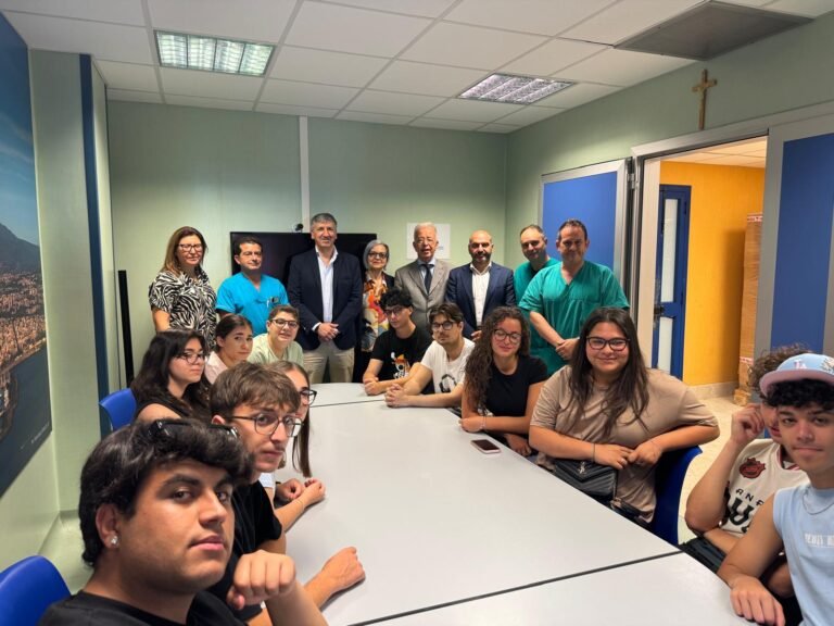 Gli studenti dell’Istituto di Istruzione Superiore “Francesco Redi” in visita al Reparto di Rianimazione del “Cannizzaro” di Catania.